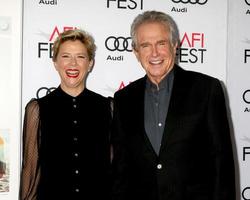 los angeles, 16 nov - annette bening, warren beatty à l'hommage à annette bening et à la projection de gala des femmes du 20e siècle au tcl chinese theatre imax le 16 novembre 2016 à los angeles, ca photo