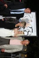 los angeles, 19 septembre - anna faris, parents, frère arrivant à la première de los angeles quel est ton numéro au regency village theatre le 19 septembre 2011 à westwood, ca photo