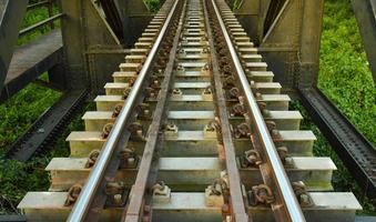 pont de chemin de fer en acier noir structure concept technologie génie civil transport voyage ferroviaire à grande vitesse