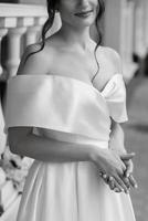 portrait d'une jeune mariée en robe blanche courte photo