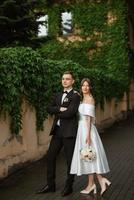 jeune couple mariée et le marié dans une robe courte blanche photo