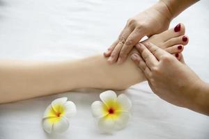femme recevant un service de massage des pieds d'une masseuse en gros plan à la main et au pied - détendez-vous dans le concept de service de thérapie de massage des pieds