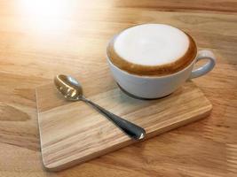 café cappuccino chaud dans un café photo