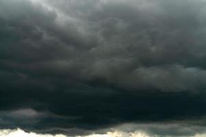 nuages de pluie et fond texturé de ciel noir photo