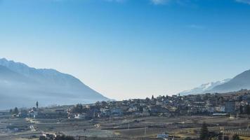 vignobles au-dessus de sondrio une commune italienne située au coeur de la région viticole de la valteline - population 20 000 photo