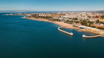 vue aérienne de praia velha qui signifie vieille plage de la baie de paco de arcos à oerias, région de lisbonne, portugal photo