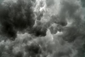 nuages de pluie et fond texturé de ciel noir photo