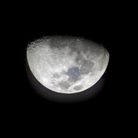 la lune après le premier quartier pendant 2 jours et prise alors que le coucher de la lune a vu le lapin tête baissée photo