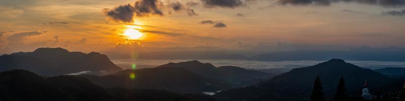 panorama, lever du soleil à khao kho, province de phetchabun, thaïlande photo