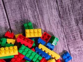 boîte de puzzle en plastique multicolore pour enfant ou concept d'éducation photo