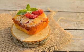 délicieux dessert d'été tarte aux fraises, délicieux gâteau de fête sucré aux fraises sur un support rond