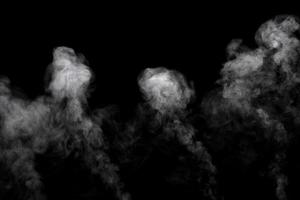 poudre abstraite ou effet de fumée isolé sur fond noir photo