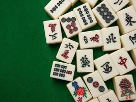 le mahjong sur table ancien jeu de société asiatique image en gros plan photo