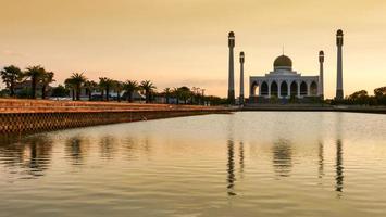 coucher de soleil à la mosquée centrale, songkhla, thaïlande. photo