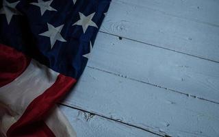 le drapeau des états-unis d'amérique sur l'image de table en bois naturel pour la liberté et l'indépendance américaines ou l'arrière-plan avec le concept d'espace de copie. photo
