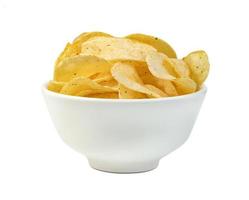 Chips de pommes de terre dans un bol isolé sur fond blanc, inclure un tracé de détourage photo