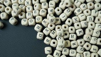 le cube en bois de l'alphabet sur fond noir pour le concept d'éducation photo