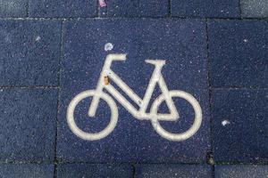 panneaux de vélo peints sur l'asphalte trouvés dans les rues de la ville d'allemagne. photo