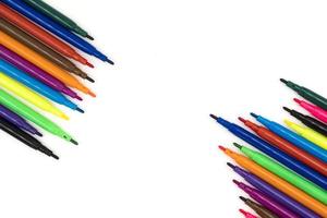stylos marqueurs multicolores sur fond blanc. photo