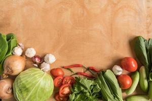 vue de dessus de légumes frais sur fond de table en bois. photo