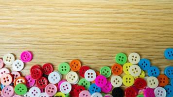 le bouton multicolore sur table en bois pour le concept d'arrière-plan photo