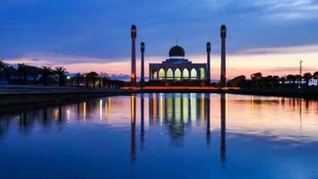 coucher de soleil à la mosquée centrale, songkhla, thaïlande. photo