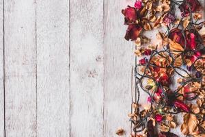 lumières de noël avec des feuilles sèches sur une table en bois photo