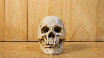 la tête de mort sur une table en bois pour l'éducation ou le concept d'arrière-plan d'halloween photo