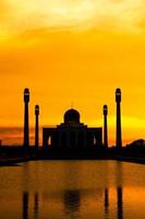 paysage de la mosquée centrale songkhla en soirée, thaïlande. photo