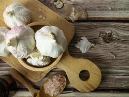 l'ail sur une table en bois pour la nourriture ou le concept de cuisine. photo