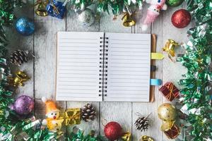 vue de dessus du cahier avec décoration de noël sur fond de table en bois blanc photo