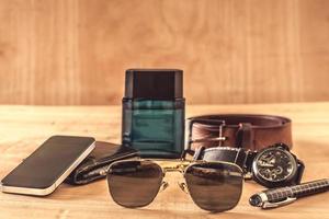 accessoires masculins et gadgets sur la table en bois. photo