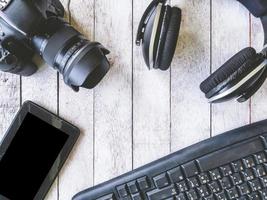 vue de dessus des gadgets sur table en bois. photo