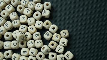 le cube en bois de l'alphabet sur fond noir pour le concept d'éducation photo