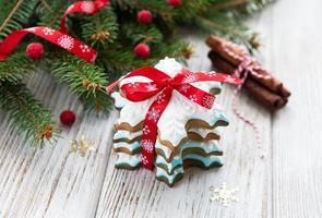 biscuits de noël et arbre de noël photo