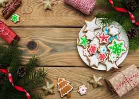 biscuits colorés au gingembre et au miel de noël photo