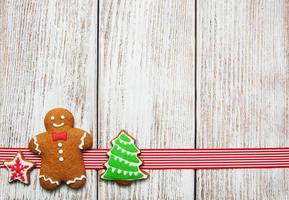 biscuits colorés au gingembre et au miel de noël photo