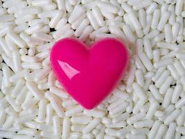 l'image des capsules cardiaques et blanches pour le contenu scientifique ou médical. photo