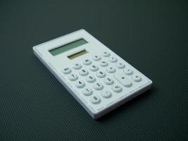 la calculatrice blanche sur fond noir pour le contenu professionnel. photo