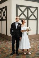 jeune couple mariée et le marié dans une robe courte blanche photo