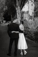 jeune couple mariée et le marié dans une robe courte blanche photo