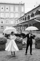 jeune couple mariée et le marié dans une robe courte blanche photo