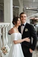 jeune couple mariée et le marié dans une robe courte blanche photo