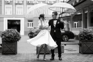 jeune couple mariée et le marié dans une robe courte blanche photo