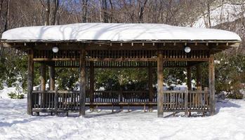 neige et élévation du pavillon en bois dans la forêt noboribetsu onsen photo