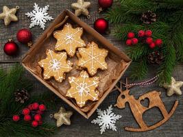 boîte avec des biscuits de Noël photo