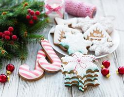 biscuits de noël et arbre de noël photo