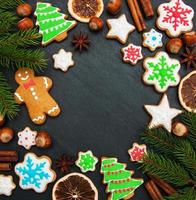 biscuits colorés au gingembre et au miel de noël photo