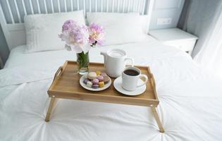 plateau avec petit déjeuner au lit. photo