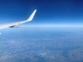 vue de la fenêtre de l'avion sur terre 4 photo